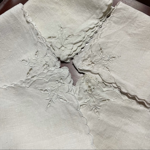 Floral Embroidered Ecru Linen Table Napkins Set of 5 Mid Century Napkins 1950s - Picture 4 of 7